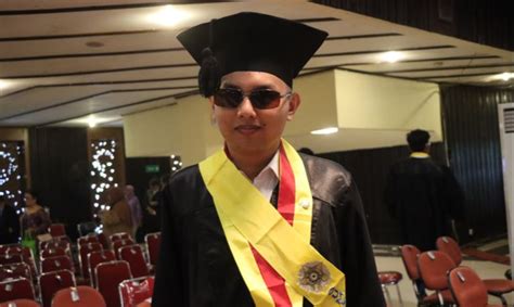 Kisah Inspiratif Mahasiswa Penyandang Disabilitas Raih Cumlaude Di