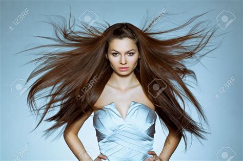 Portrait En Studio De La Femme Avec Les Cheveux Au Vent Banque