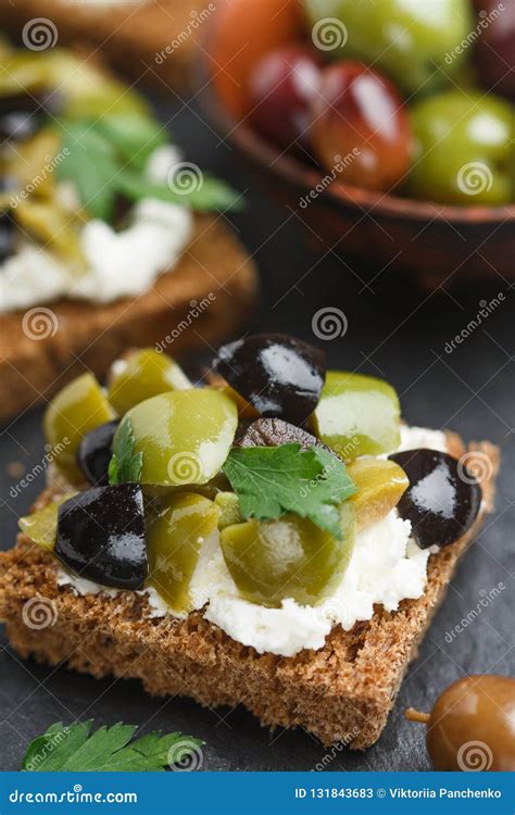 Canape De La Tostada Del Pan De Rye Con Las Aceitunas De Kalamata