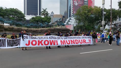 Terbentang Spanduk Mosi Tidak Percaya Desak Jokowi Mundur Di Aksi Demo