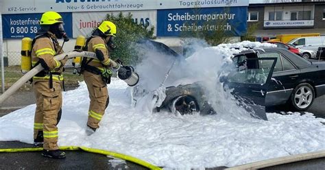 Hückeswage Kobeshofen Feuerwehr löscht brennenden Pkw