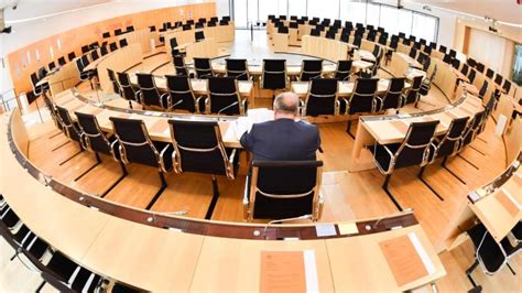 Landtag verabschiedet Gesetz für Besoldungsplus von Beamten WELT