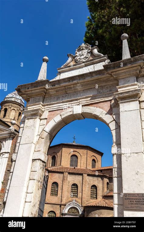 Entr E La Basilique San Vitale Du Me Si Cle Et Au Mausol E De Galla