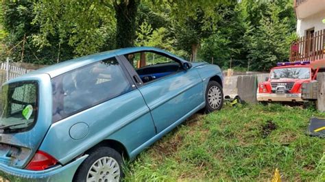 Auto Finisce In Una Scarpata Ai Piani Resinelli Recuperata