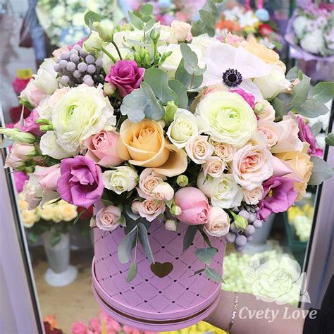 Купить кустовые розы и ранункулюсы в шляпной коробке в Екатеринбурге с ...