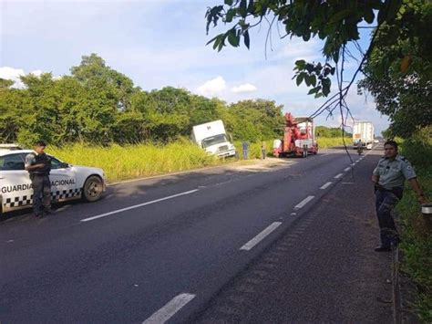 Cami N De Carga Cae En Cuneta De Autopista La Tinaja A Cosamaloapan