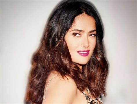 Salma Hayek celebra su cumpleaños 56 en bikini rojo