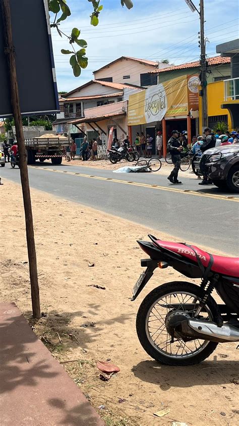 Mulher morre após ter cabeça esmagada por caminhão ao cair de bicicleta