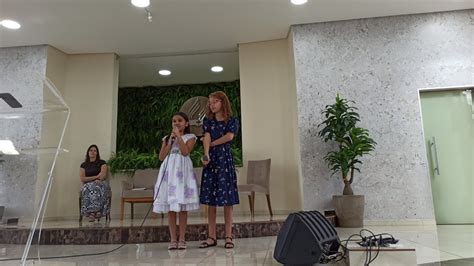 Larissa e a priminha Letícia cantando e o Dom do Amor IASD Alvorada