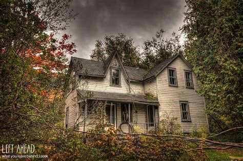 Pin by Bonnie Calhoun on Abandoned Buildings | Old farm houses ...