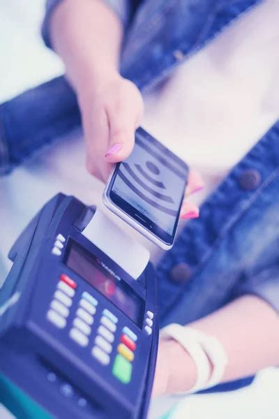 El Cliente Est Pagando Con El Tel Fono Inteligente En La Tienda