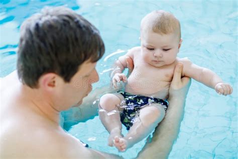 Natação De Meia Idade Feliz Do Pai O Bebê Adorável Bonito Na