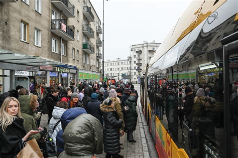 Utrudnienia W Kursowaniu Metra W Warszawie Incydent Na Stacji Ratusz