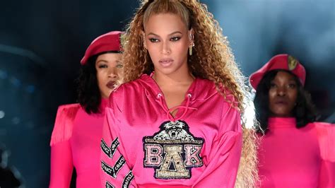 Watch Beyoncé Fix a Mistake Mid-Performance Without Even Stopping | Glamour