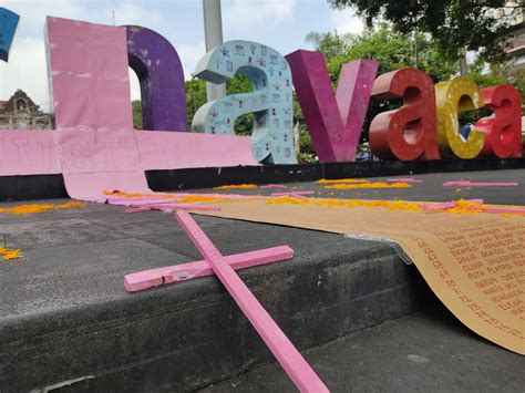 Colocan ofrenda en memoria de víctimas de feminicidio Sin Línea