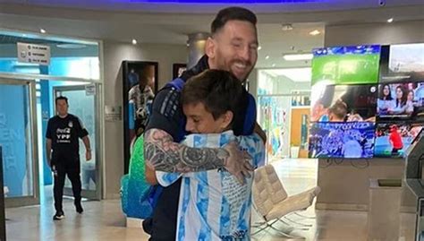 Argentina El Regalo Con El Que Un Niño Sorprendió A Lionel Messi Y Le Arrancó Su Mejor Sonrisa