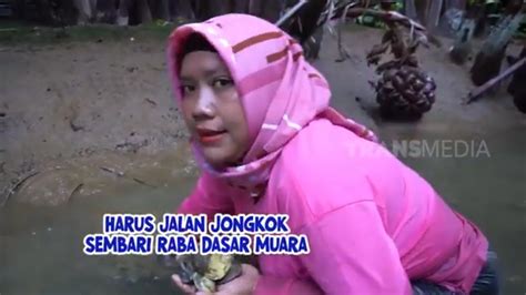 Emak Enah Berburu Kerang Enah Bikin Enak Youtube