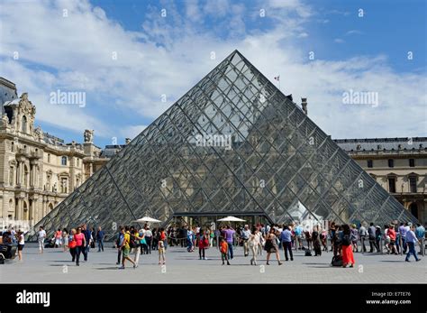 Pyramide De Verre Pyramide Verre Le Mus E Du Louvre Banque De