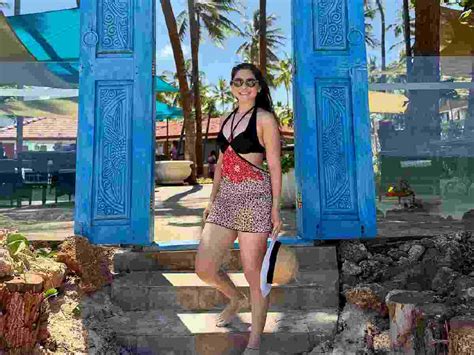 Marathi actress Sonalee Kulkarni looks hot in a black bikini on the beach l सनल कलकरणच