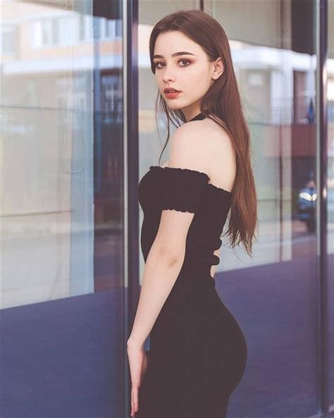 9 Hot Sexy Dasha Taran Bikini Pics