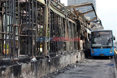 FOTO Suasana Halte Transjakarta Bundaran HI Yang Rusak Akibat Dibakar