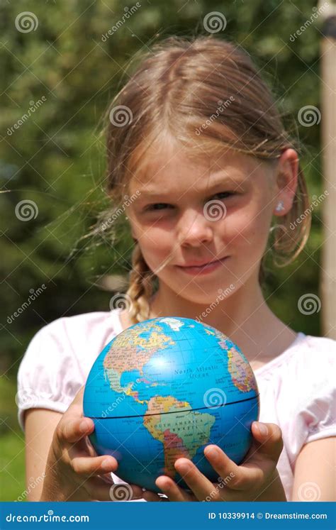 Une Jeune Fille Retient Le Monde Dans Des Ses Mains Photo Stock Image