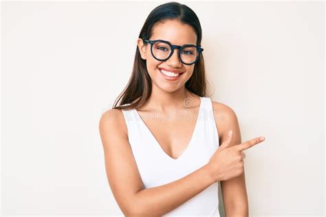 Joven Y Hermosa Chica Latina Con Ropa Informal Y Gafas Sonriendo