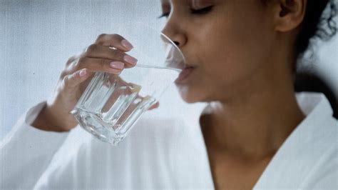 5 Benefits Of Drinking Water In The Morning