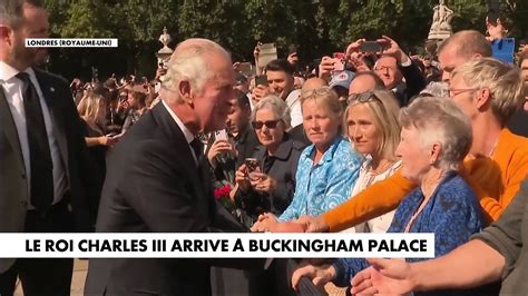 Le roi Charles III salué par des milliers de personnes à son arrivée au