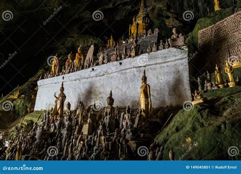 Centenares De Estatuas De Buda Dentro De Pak Ou Caves Luang Prabang En