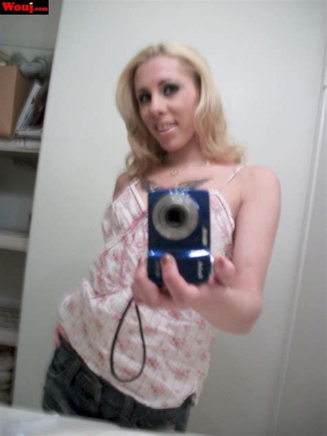 Short Haired Brunette Babe Shows Her Legs On The Couch Photos