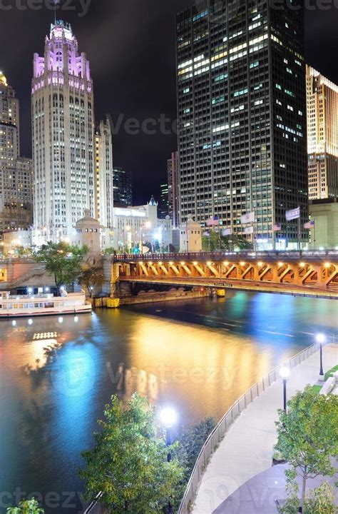 Chicago River Walk 8336067 Stock Photo at Vecteezy