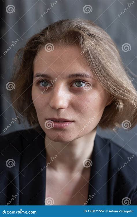 Portrait De Jeune Femme Du Caucase Avec Les Cheveux Courts Posant Dans