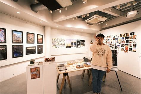 田津原理音 作品展「どんな人生、―進―」の様子。（写真提供：吉本興業） 田津原理音の魅力を蛙亭イワクラが解説「取扱い注意」 スーズ高見も