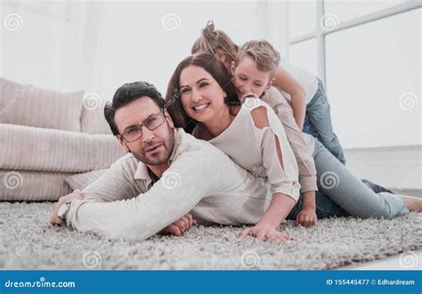 Fam Lia Feliz Em Casa Que Gasta O Togethe Do Tempo Imagem De Stock