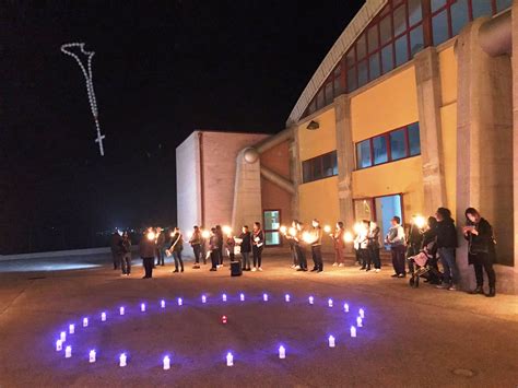 Venti anni dopo a San Giuliano di Puglia, la fiaccolata illumina i