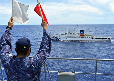 疑闖日本海域 基隆漁船遭日公務船攔截 船長、輪機長傳押返日 梅花新聞網