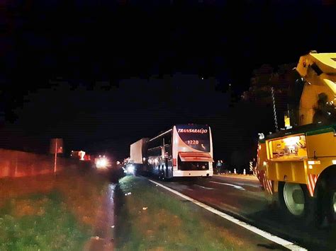 Seis pessoas morrem em engavetamento na rodovia Fernão Dias em Três