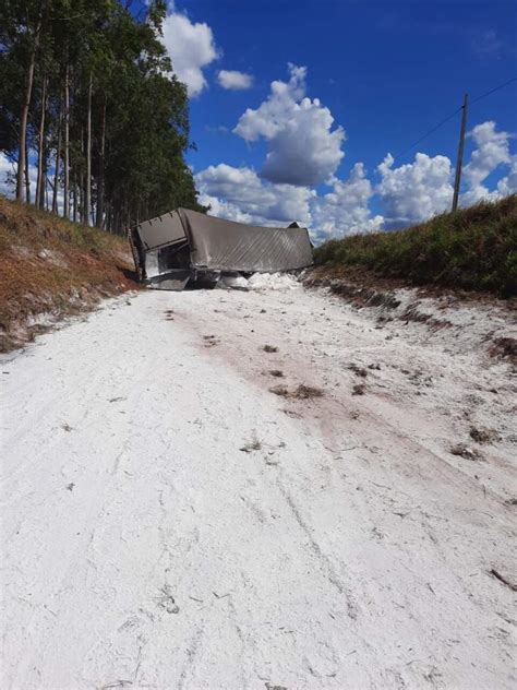 Caminh O Tomba E Derrama Carga De F Cula De Mandioca Na Rodovia