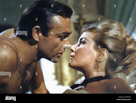 Sean Connery Daniela Bianchi James Bond Banque D Image Et Photos Alamy