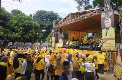 Ribuan Peserta Ikuti Gerak Jalan Santai Hut Golkar Ke Di Subang