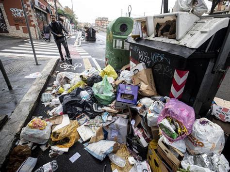 Emergenza Rifiuti A Roma Un Premio Di 360 Euro A Chi Non Fa Assenze