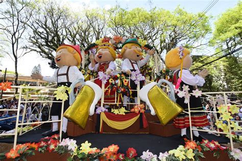 Primeiro Desfile Tem Tico Da Oktoberfest Acontece Neste Domingo Em