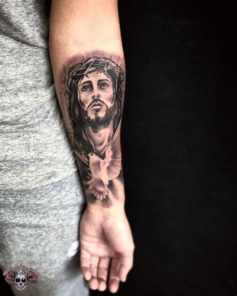 Tattoo De Cristo En El Brazo