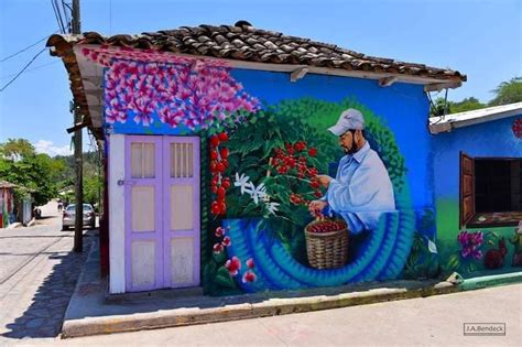 La Arada Santa Bárbara cuenta con 200 murales pintados de casa en casa