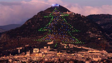 L Albero Di Natale Pi Famoso Al Mondo Quello Di Gubbio Gq Italia