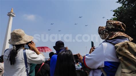 Antusias Warga Melihat Atraksi Udara Hut Ke Tni