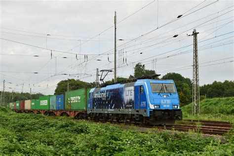 186 942 Attractive Forces von LTE fährt mit einem Containerzug durch