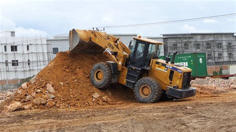 Super Operator Wheel Loader Pushing Up Dirt Stone Bulldozer Pushing