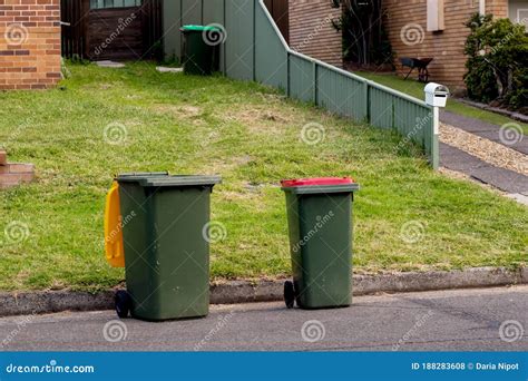 Australian Garbage Wheelie Bins With Colourful Lids For Recycling Waste